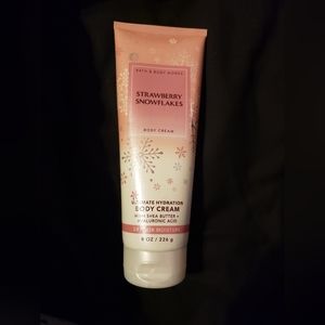 Bath and body works Strawberry Snowflake body cream 💕